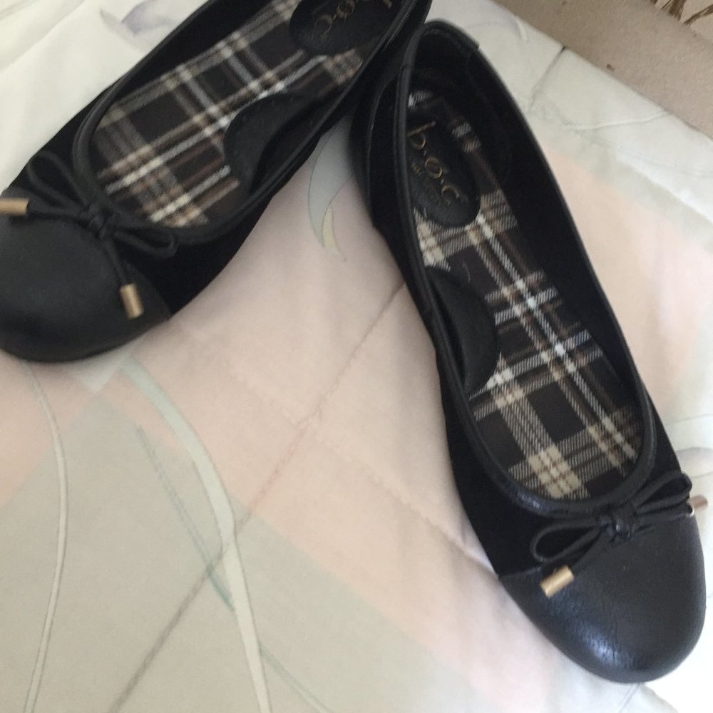 Adorable b o c ballet-style black flats with round bow toe